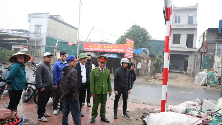 Xã Tam Hưng ra quân giải tỏa "chợ cóc", lập lại trật tự đô thị vì môi trường sống văn minh- Ảnh 11.