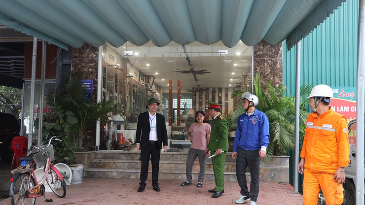 Xã Tam Hưng ra quân giải tỏa "chợ cóc", lập lại trật tự đô thị vì môi trường sống văn minh- Ảnh 6.