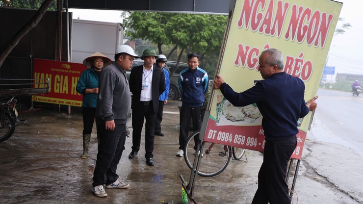 Xã Tam Hưng ra quân giải tỏa "chợ cóc", lập lại trật tự đô thị vì môi trường sống văn minh- Ảnh 5.