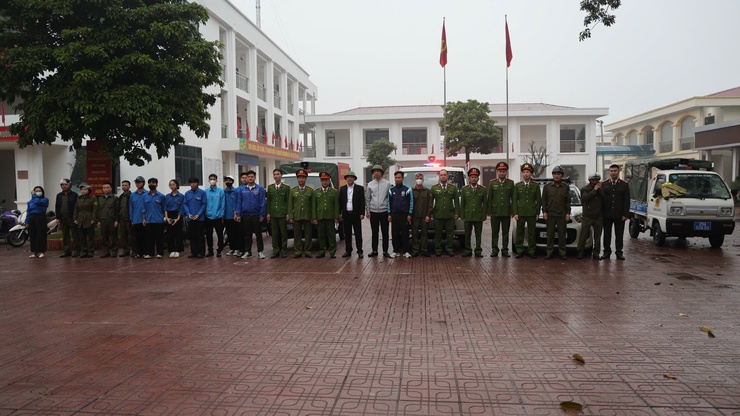 Xã Tam Hưng ra quân giải tỏa "chợ cóc", lập lại trật tự đô thị vì môi trường sống văn minh- Ảnh 1.