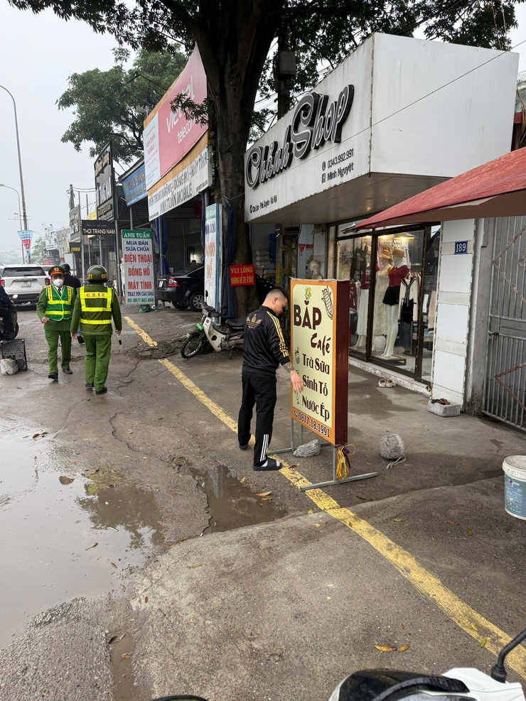 Phú Xuyên tổ chức ra giải tỏa hành lang an toàn giao thông, xử lý các điểm đen rác thải và đảm bảo công tác vệ sinh môi trường trên tuyến đường 1A và đường 429 đoạn qua địa bàn.- Ảnh 9.