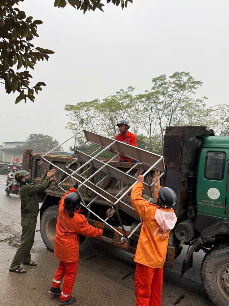 Phú Xuyên tổ chức ra giải tỏa hành lang an toàn giao thông, xử lý các điểm đen rác thải và đảm bảo công tác vệ sinh môi trường trên tuyến đường 1A và đường 429 đoạn qua địa bàn.- Ảnh 10.