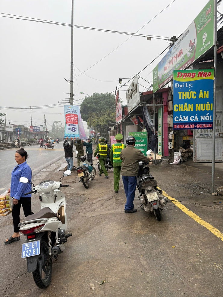 Phú Xuyên tổ chức ra giải tỏa hành lang an toàn giao thông, xử lý các điểm đen rác thải và đảm bảo công tác vệ sinh môi trường trên tuyến đường 1A và đường 429 đoạn qua địa bàn.- Ảnh 11.