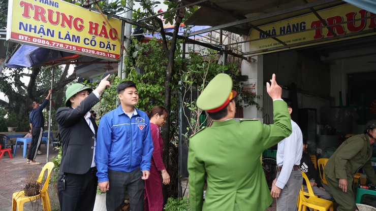 Xã Tam Hưng ra quân giải tỏa "chợ cóc", lập lại trật tự đô thị vì môi trường sống văn minh- Ảnh 13.