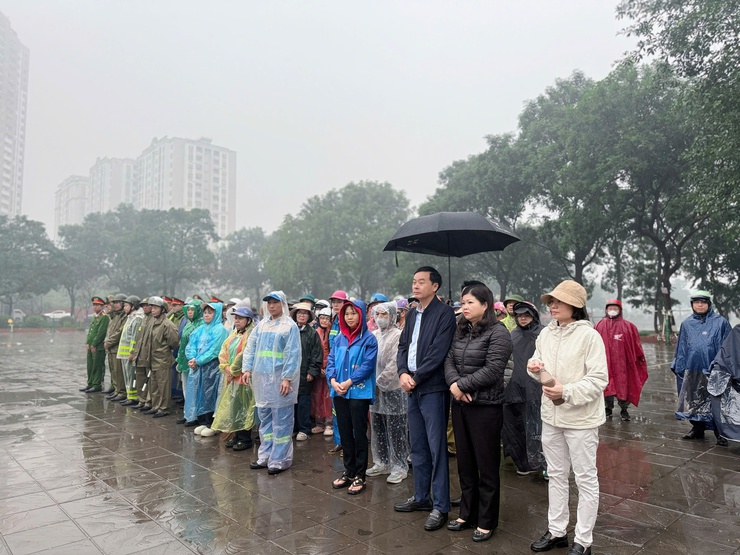 Phường Tương Mai tổ chức ra quân cao điểm đảm bảo trật tự đô thị, trật tự ATGT, vệ sinh môi trường trên địa bàn Phường sáng ngày 13/12/2025.- Ảnh 1.