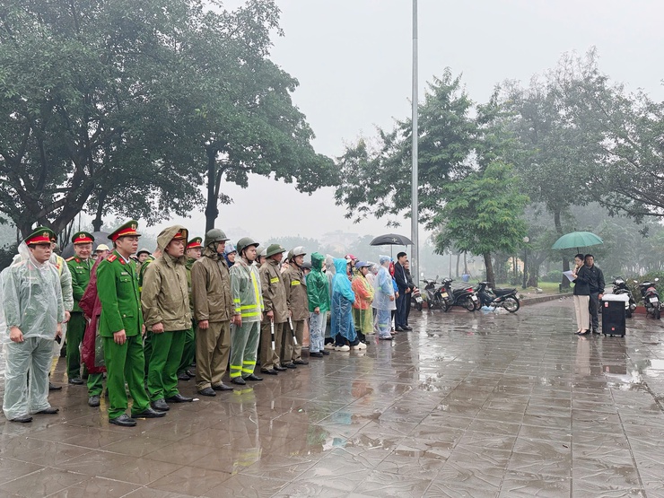 Phường Tương Mai tổ chức ra quân cao điểm đảm bảo trật tự đô thị, trật tự ATGT, vệ sinh môi trường trên địa bàn Phường sáng ngày 13/12/2025.- Ảnh 2.