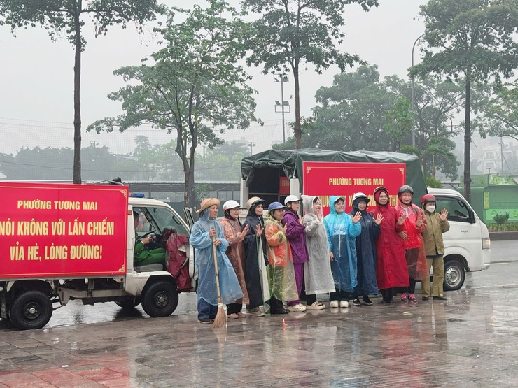 Phường Tương Mai tổ chức ra quân cao điểm đảm bảo trật tự đô thị, trật tự ATGT, vệ sinh môi trường trên địa bàn Phường sáng ngày 13/12/2025.- Ảnh 7.