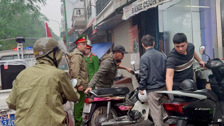 Phường Tương Mai tổ chức ra quân cao điểm đảm bảo trật tự đô thị, trật tự ATGT, vệ sinh môi trường trên địa bàn Phường sáng ngày 13/12/2025.- Ảnh 12.