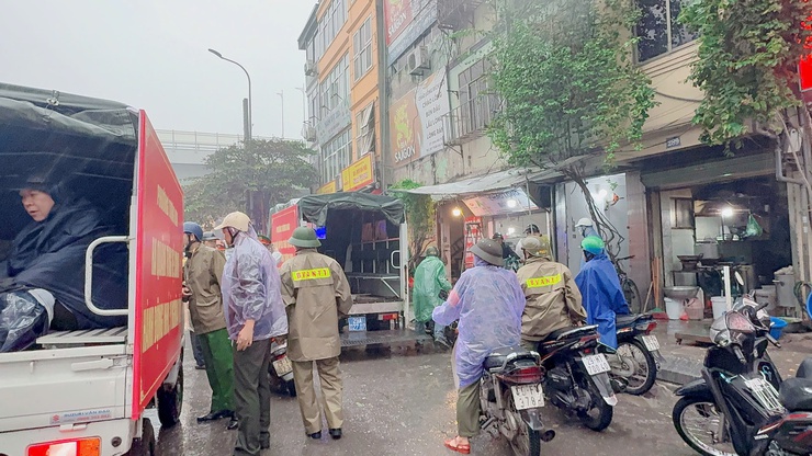 Phường Tương Mai tổ chức ra quân cao điểm đảm bảo trật tự đô thị, trật tự ATGT, vệ sinh môi trường trên địa bàn Phường sáng ngày 13/12/2025.- Ảnh 9.