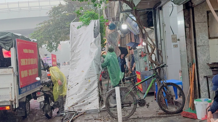 Phường Tương Mai tổ chức ra quân cao điểm đảm bảo trật tự đô thị, trật tự ATGT, vệ sinh môi trường trên địa bàn Phường sáng ngày 13/12/2025.- Ảnh 3.