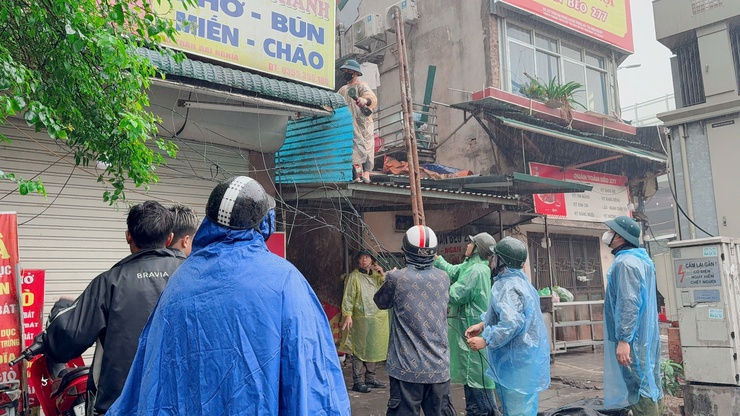 Phường Tương Mai tổ chức ra quân cao điểm đảm bảo trật tự đô thị, trật tự ATGT, vệ sinh môi trường trên địa bàn Phường sáng ngày 13/12/2025.- Ảnh 6.