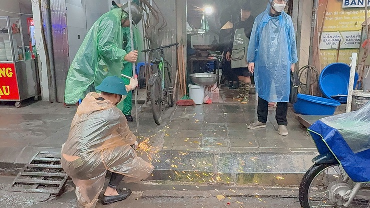 Phường Tương Mai tổ chức ra quân cao điểm đảm bảo trật tự đô thị, trật tự ATGT, vệ sinh môi trường trên địa bàn Phường sáng ngày 13/12/2025.- Ảnh 11.