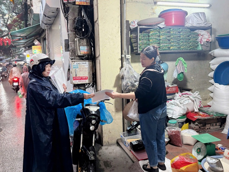 Phường Tương Mai tổ chức ra quân cao điểm đảm bảo trật tự đô thị, trật tự ATGT, vệ sinh môi trường trên địa bàn Phường sáng ngày 13/12/2025.- Ảnh 4.