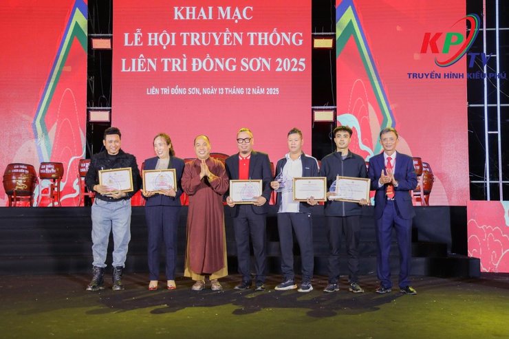 Lãnh đạo xã Kiều Phú dự Lễ khai mạc Lễ hội truyền thống thôn Liên Trì Đồng Sơn năm 2025- Ảnh 7.