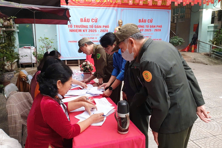 Cử tri phường Thanh Xuân nô nức tham gia bầu cử Tổ trưởng tổ dân phố- Ảnh 9.