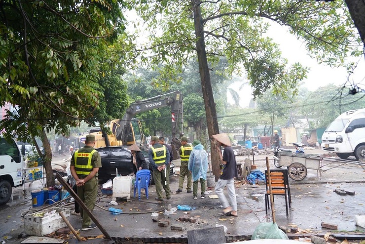 Xã Quang Minh ra quân giải tỏa hành lang giao thông, lập lại trật tự đô thị- Ảnh 1.