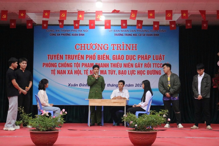 Công an phường Xuân Đỉnh đẩy mạnh các hoạt động phối hợp Phòng chống tội phạm thanh thiếu niên gây rối TTCC và các tệ nạn xã hội, bạo lực học đường- Ảnh 3.