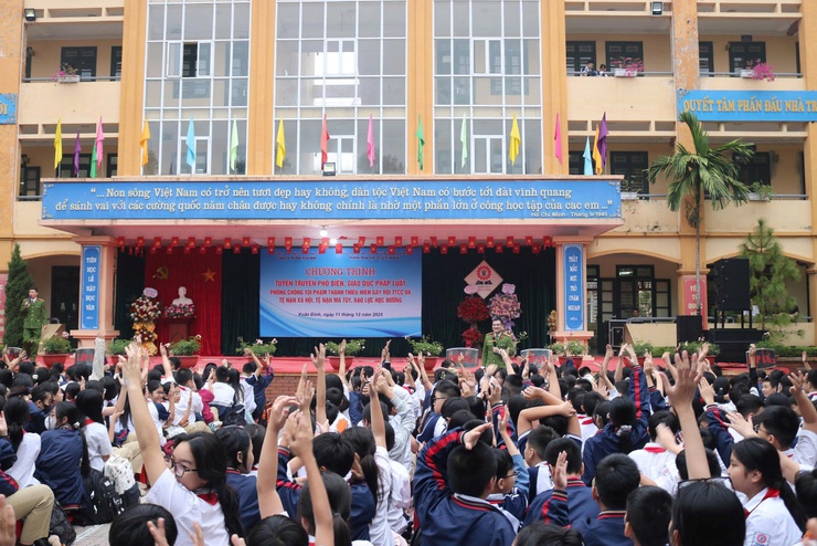 Công an phường Xuân Đỉnh đẩy mạnh các hoạt động phối hợp Phòng chống tội phạm thanh thiếu niên gây rối TTCC và các tệ nạn xã hội, bạo lực học đường- Ảnh 5.