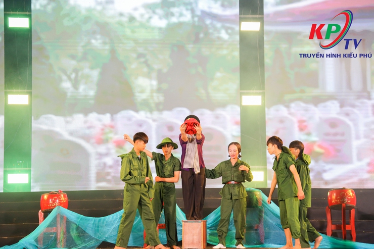 Dấu ấn đêm Chung khảo liên hoan văn nghệ quần chúng Lễ hội truyền thống thôn Liên Trì Đồng Sơn năm 2025- Ảnh 7.