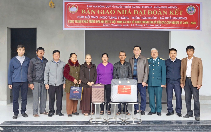 MTTQ xã Đoài Phương bàn giao nhà đại đoàn kết chào mừng Đại hội MTTQ Việt Nam và tổ chức chính trị xã hội các cấp nhiệm kỳ 2025 – 2030 

- Ảnh 1.