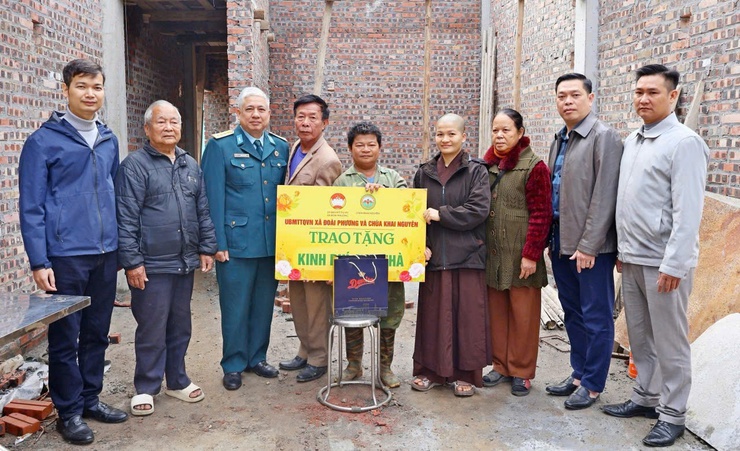 MTTQ xã Đoài Phương bàn giao nhà đại đoàn kết chào mừng Đại hội MTTQ Việt Nam và tổ chức chính trị xã hội các cấp nhiệm kỳ 2025 – 2030 

- Ảnh 2.