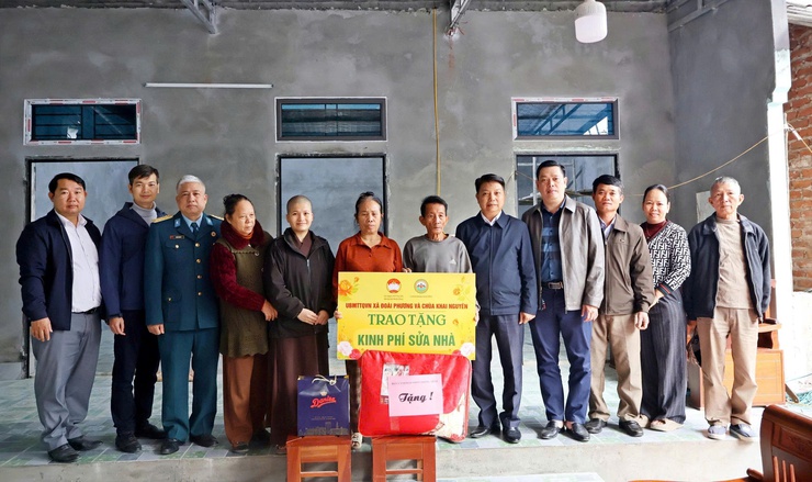 MTTQ xã Đoài Phương bàn giao nhà đại đoàn kết chào mừng Đại hội MTTQ Việt Nam và tổ chức chính trị xã hội các cấp nhiệm kỳ 2025 – 2030 

- Ảnh 3.