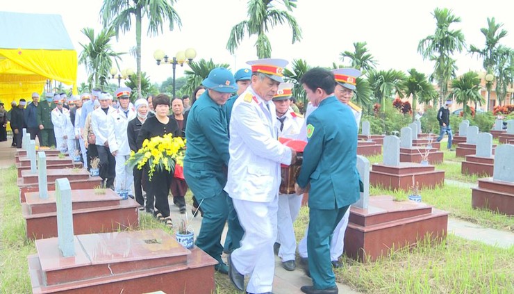 Xã Phúc Lộc trang trọng tổ chức Lễ đón và an táng hài cốt Liệt sĩ Bùi Đình Sáu và Liệt sĩ Trần Văn Hoán về Nghĩa trang Liệt sĩ quê nhà- Ảnh 5.