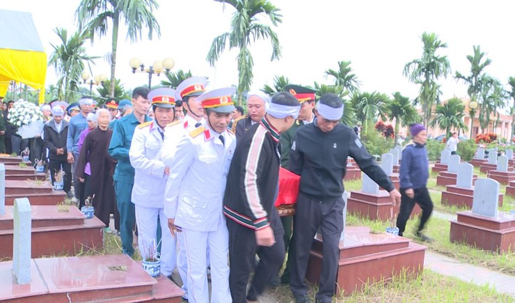 Xã Phúc Lộc trang trọng tổ chức Lễ đón và an táng hài cốt Liệt sĩ Bùi Đình Sáu và Liệt sĩ Trần Văn Hoán về Nghĩa trang Liệt sĩ quê nhà- Ảnh 6.