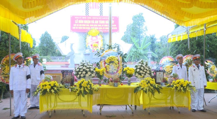 Xã Phúc Lộc trang trọng tổ chức Lễ đón và an táng hài cốt Liệt sĩ Bùi Đình Sáu và Liệt sĩ Trần Văn Hoán về Nghĩa trang Liệt sĩ quê nhà- Ảnh 8.