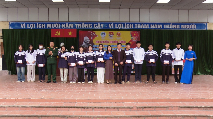 GIÁO DỤC TRUYỀN THỐNG LỊCH SỬ KỶ NIỆM 81 NĂM NGÀY THÀNH LẬP QUÂN ĐỘI NHÂN DÂN VIỆT NAM (22/12/1944 - 22/12/2025) VÀ 36 NĂM NGÀY HỘI QUỐC PHÒNG TOÀN DÂN (22/12/1989 - 22/12/2025)- Ảnh 6.