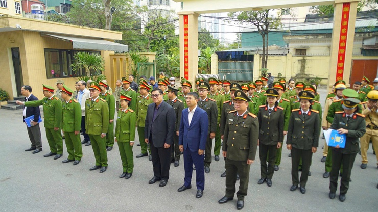 Phường Từ Liêm ra quân cao điểm tấn công, trấn áp tội phạm và bảo đảm trật tự văn minh đô thị- Ảnh 1.