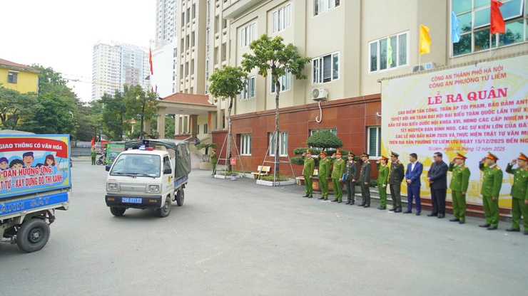 Phường Từ Liêm ra quân cao điểm tấn công, trấn áp tội phạm và bảo đảm trật tự văn minh đô thị- Ảnh 4.