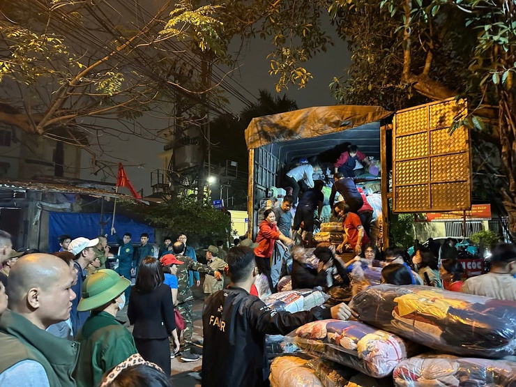 Uỷ ban Mặt trận Tổ quốc phường Long Biên phối hợp với Thiền Viện Trúc Lâm Sùng Phúc tổ chức hoạt động hỗ trợ đồng bào miền Trung- Ảnh 6.