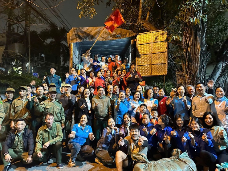 Uỷ ban Mặt trận Tổ quốc phường Long Biên phối hợp với Thiền Viện Trúc Lâm Sùng Phúc tổ chức hoạt động hỗ trợ đồng bào miền Trung- Ảnh 1.