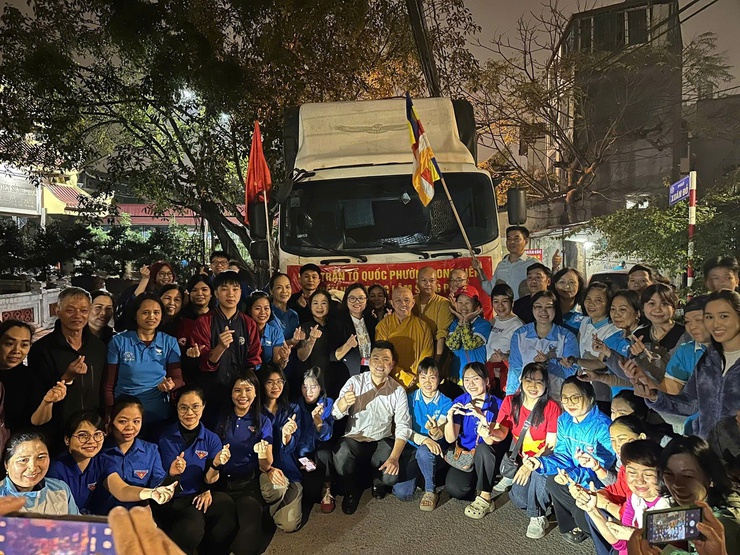 Uỷ ban Mặt trận Tổ quốc phường Long Biên phối hợp với Thiền Viện Trúc Lâm Sùng Phúc tổ chức hoạt động hỗ trợ đồng bào miền Trung- Ảnh 3.