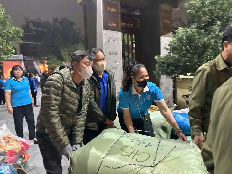 Uỷ ban Mặt trận Tổ quốc phường Long Biên phối hợp với Thiền Viện Trúc Lâm Sùng Phúc tổ chức hoạt động hỗ trợ đồng bào miền Trung- Ảnh 2.