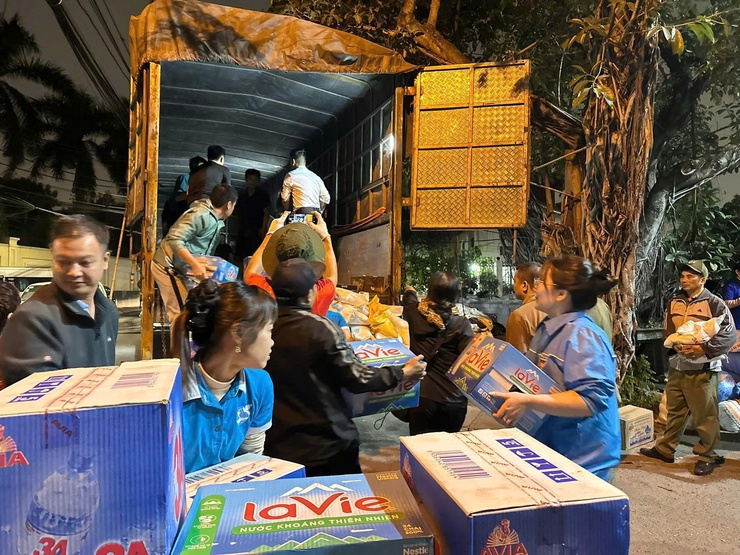 Uỷ ban Mặt trận Tổ quốc phường Long Biên phối hợp với Thiền Viện Trúc Lâm Sùng Phúc tổ chức hoạt động hỗ trợ đồng bào miền Trung- Ảnh 4.