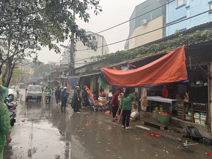 Phường Lĩnh Nam ra quân lập lại trật tự, kỷ cương, văn minh đô thị- Ảnh 4.