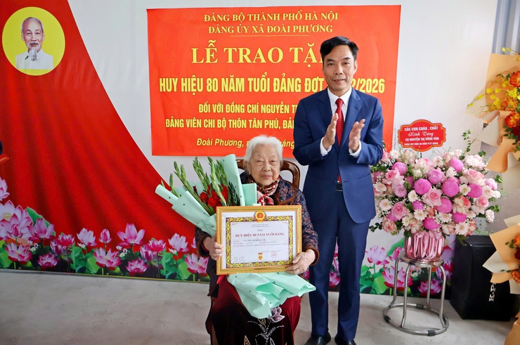 Đồng chí Bí thư Đảng ủy xã trao Huy hiệu 80 năm tuổi đảng tại nhà cho đảng viên lão thành

- Ảnh 1.