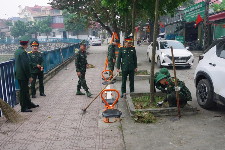 Trường Trung cấp Kỹ thuật Công binh kiểm tra hoạt động hành quân dã ngoại làm công tác dân vận, đợt 2 năm 2025 tại Thôn Vật Lại 3, Xã Vật Lại- Ảnh 1.
