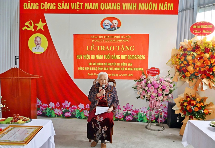 Đồng chí Bí thư Đảng ủy xã trao Huy hiệu 80 năm tuổi đảng tại nhà cho đảng viên lão thành

- Ảnh 3.