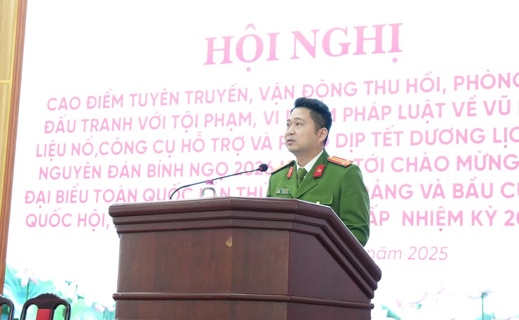 Bát Tràng phát động cao điểm tuyên truyền, vận động thu hồi, phòng ngừa, đấu tranh với vi phạm về vũ khí, vật liệu nổ, công cụ hỗ trợ và pháo dịp Tết Dương lịch và Tết Nguyên đán Bính Ngọ 2026- Ảnh 2.