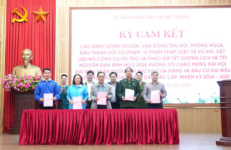 Bát Tràng phát động cao điểm tuyên truyền, vận động thu hồi, phòng ngừa, đấu tranh với vi phạm về vũ khí, vật liệu nổ, công cụ hỗ trợ và pháo dịp Tết Dương lịch và Tết Nguyên đán Bính Ngọ 2026- Ảnh 3.