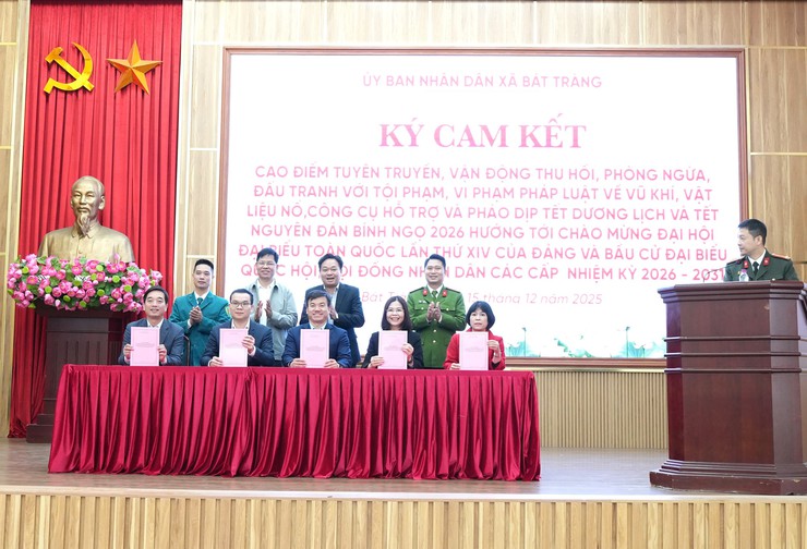 Bát Tràng phát động cao điểm tuyên truyền, vận động thu hồi, phòng ngừa, đấu tranh với vi phạm về vũ khí, vật liệu nổ, công cụ hỗ trợ và pháo dịp Tết Dương lịch và Tết Nguyên đán Bính Ngọ 2026- Ảnh 4.