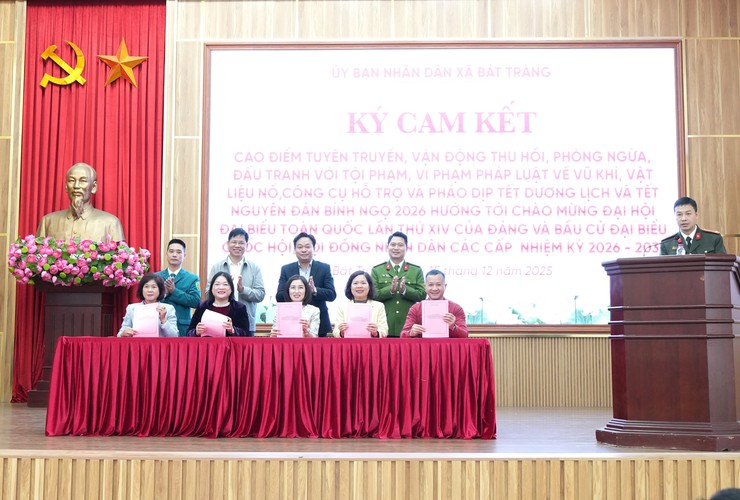 Bát Tràng phát động cao điểm tuyên truyền, vận động thu hồi, phòng ngừa, đấu tranh với vi phạm về vũ khí, vật liệu nổ, công cụ hỗ trợ và pháo dịp Tết Dương lịch và Tết Nguyên đán Bính Ngọ 2026- Ảnh 5.