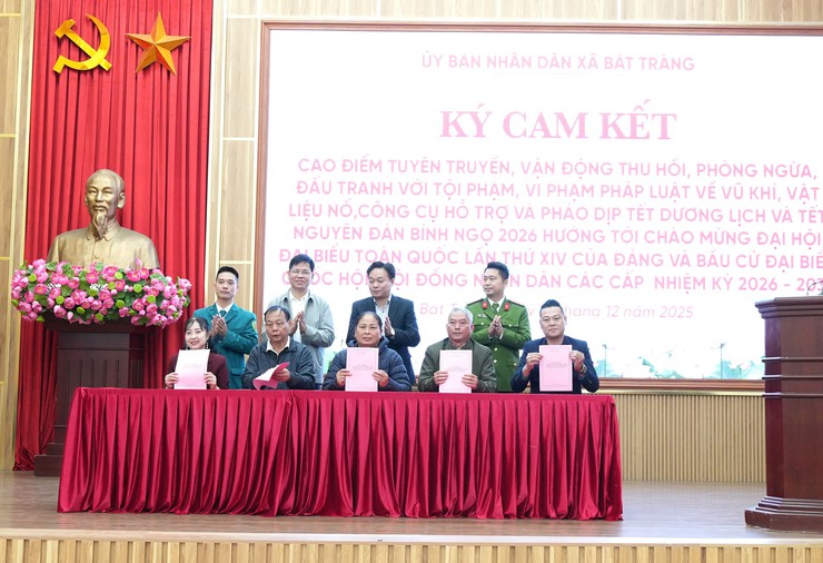 Bát Tràng phát động cao điểm tuyên truyền, vận động thu hồi, phòng ngừa, đấu tranh với vi phạm về vũ khí, vật liệu nổ, công cụ hỗ trợ và pháo dịp Tết Dương lịch và Tết Nguyên đán Bính Ngọ 2026- Ảnh 6.