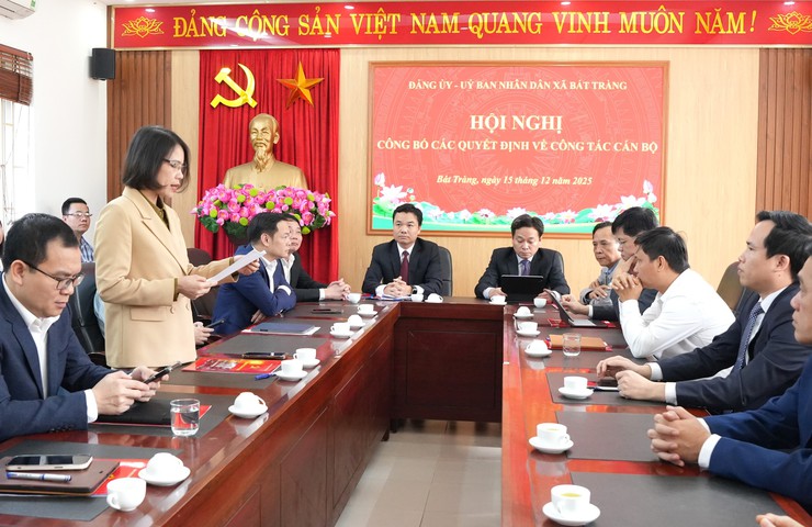 Đảng uỷ, UBND xã Bát Tràng công bố các quyết định về công tác cán bộ- Ảnh 1.