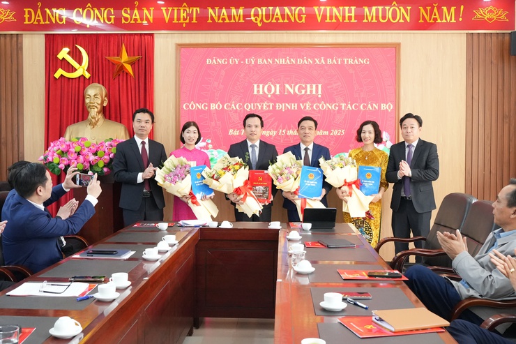 Đảng uỷ, UBND xã Bát Tràng công bố các quyết định về công tác cán bộ- Ảnh 2.