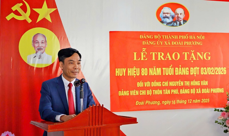 Đồng chí Bí thư Đảng ủy xã trao Huy hiệu 80 năm tuổi đảng tại nhà cho đảng viên lão thành

- Ảnh 2.