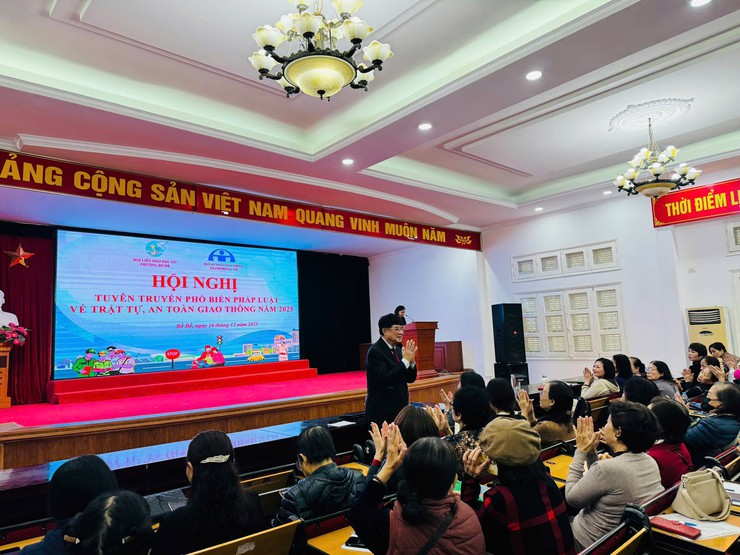 Tuyên truyền, phổ biến pháp luật về trật tự an toàn giao thông năm 2025 cho cán bộ hội viên phụ nữ phường Bồ Đề- Ảnh 2.